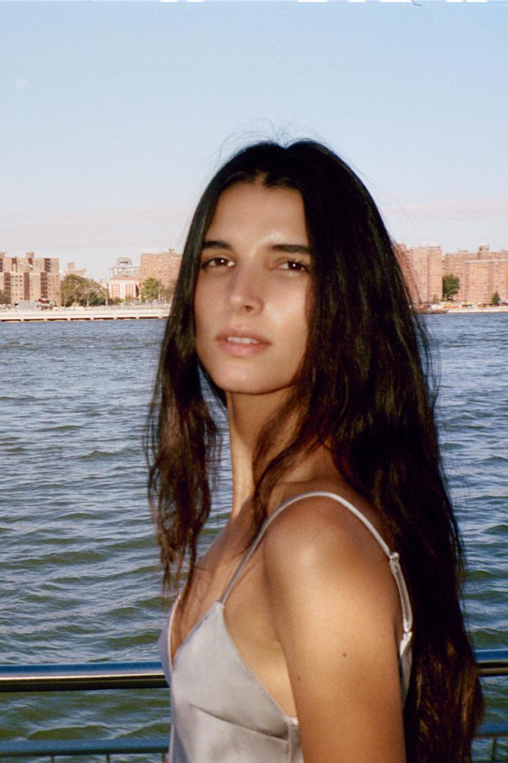 ZARA АТЛАСНОЕ ПЛАТЬЕ АСИММЕТРИЧНОГО КРОЯ С КРУЖЕВОМ, ТЕМНО-БЕЖЕВЫЙ