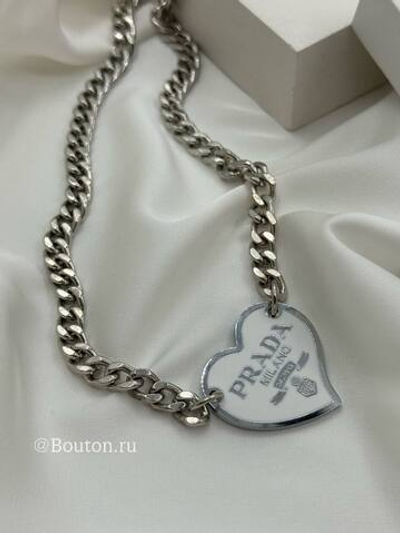 Колье Прад. серебристое с белым лого в форме сердечка