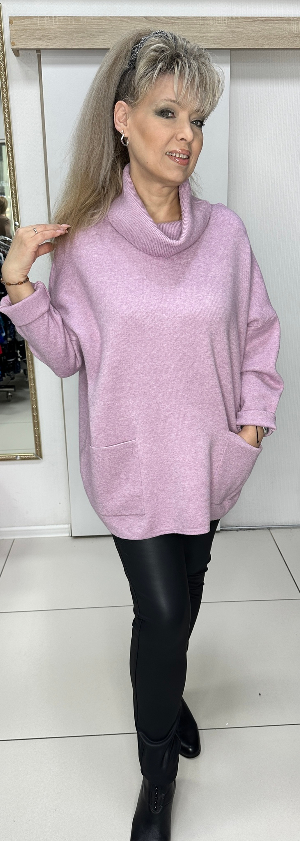 Объёмный свитер-джемпер с кармашками