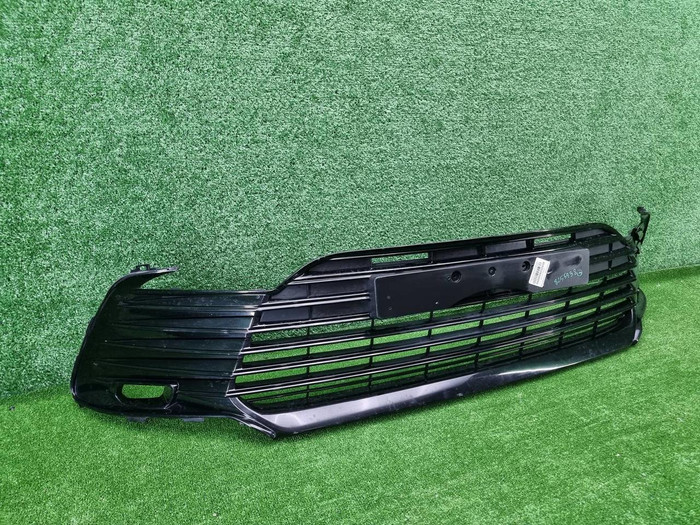 Решетка переднего бампера Toyota Camry xv70 20-нв