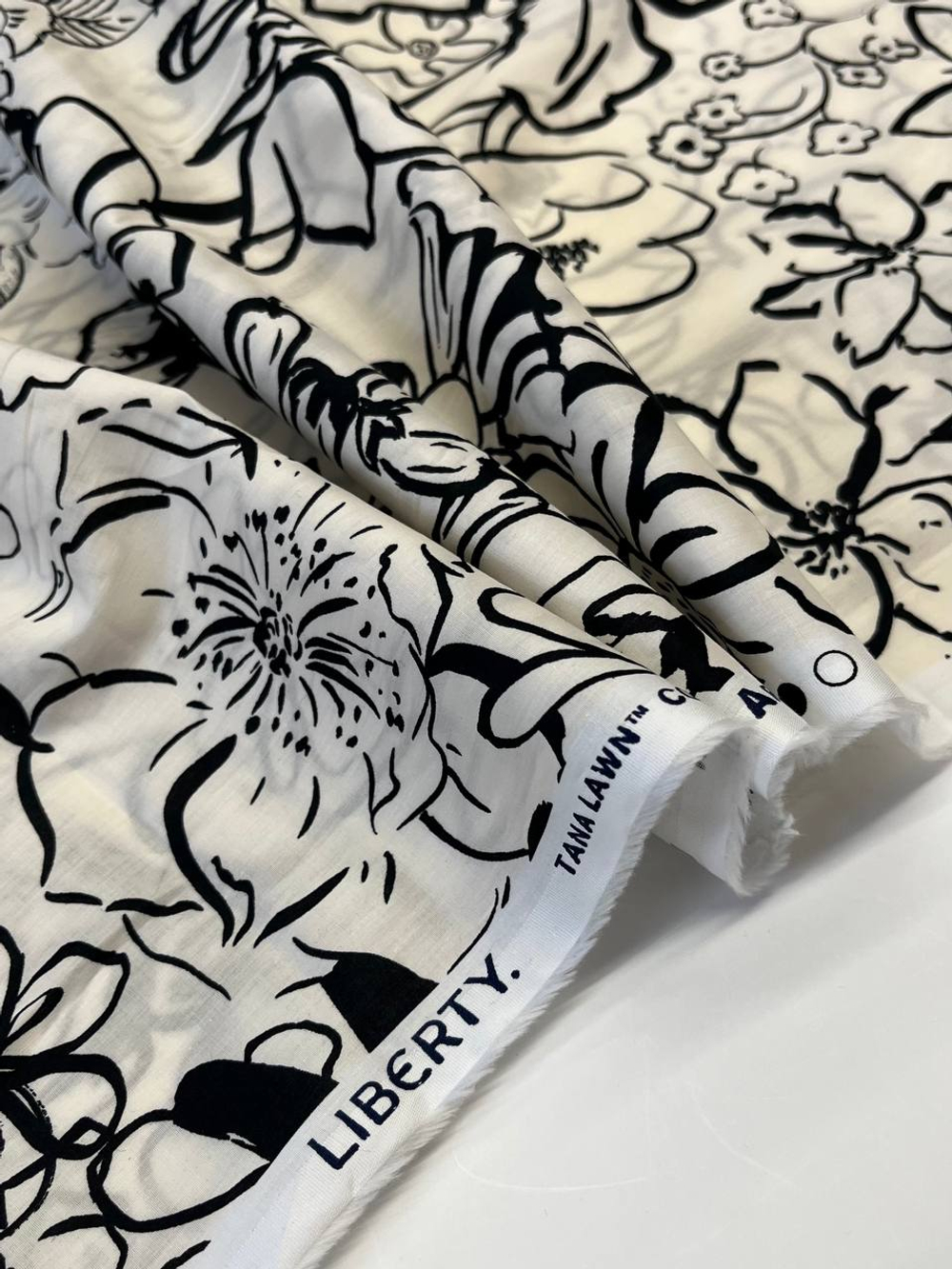 Хлопок Liberty айвори с черным абстрактным цветочным Tana Lawn™ Cotton - Design Nature Art