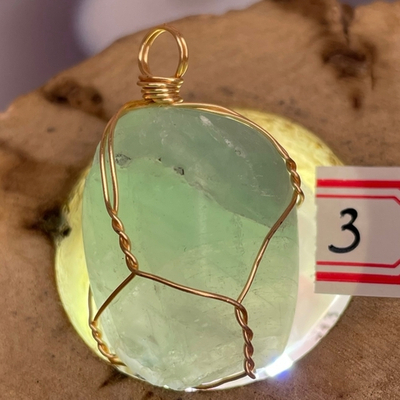 18033 Кулон флюорит необработанный