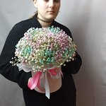 Композиция в шляпной коробке из радужной гипсофилы