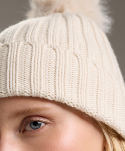 Oysho Вязаная шапка с помпоном, экрю