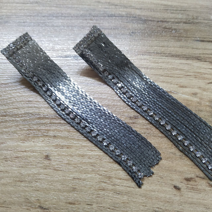 Серьги англ.заст. Bogema стразы 2 полоски цепочки жгутики стразинки металл графитовый