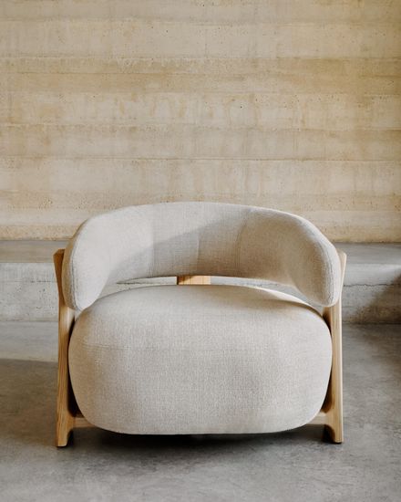 Granite Кресло из бежевого шенилла и массива ясеня в натуральной отделке Испания Lа Forma