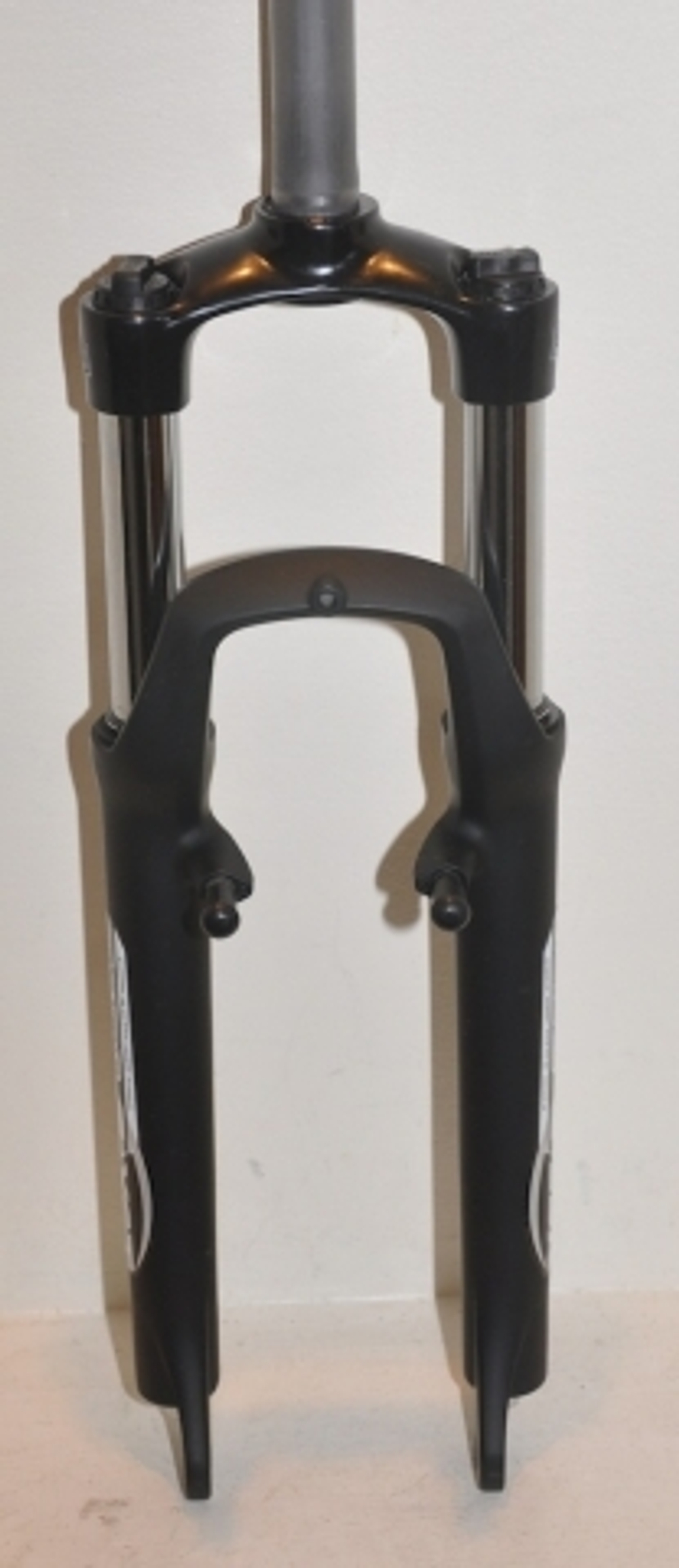 Вилка 26", SF13-XCT P26 100 черная, ход 100мм, Крепление V-brake, штаны алюминий, ноги ш28мм и штырь