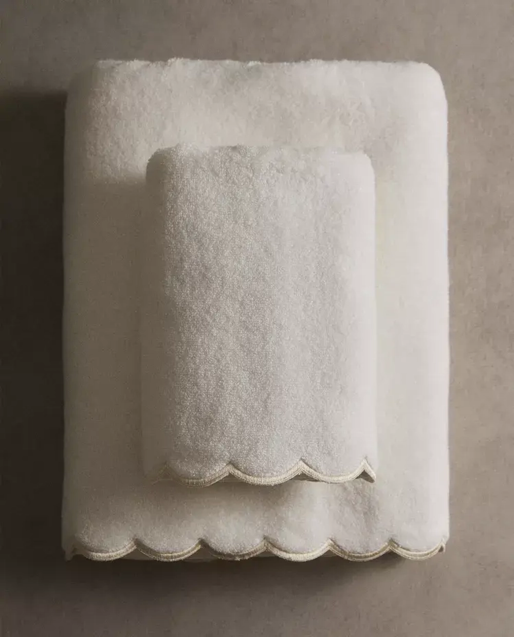 ZARA HOME БАННОЕ ПОЛОТЕНЦЕ С ВОЛНИСТОЙ КРОМКОЙ, ЗОЛОТОЙ