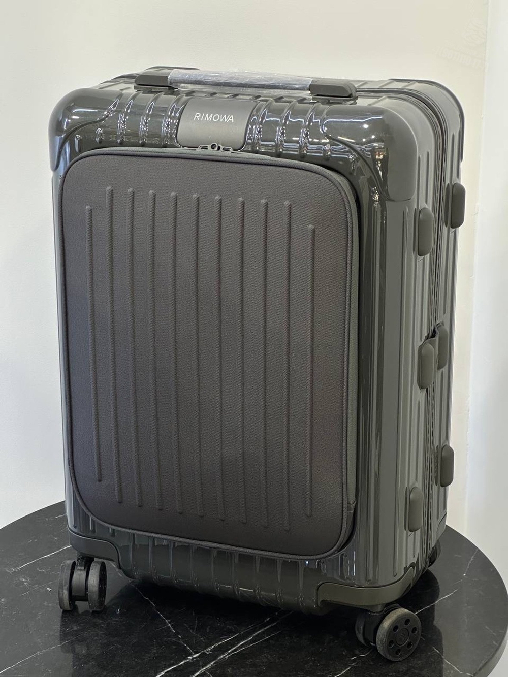 Чемодан Rimowa Essential Sleeve Cabin