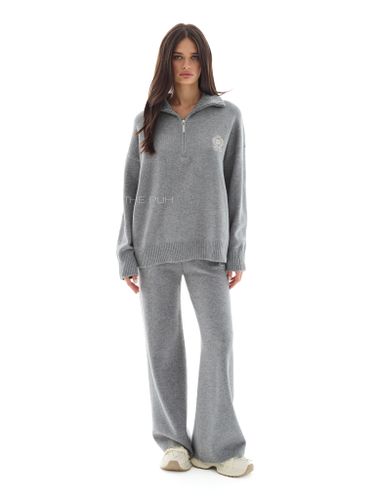 Серый вязаный костюм с вышивкой