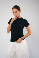 Базовая однотонная футболка в премиум качестве облегающего силуэта