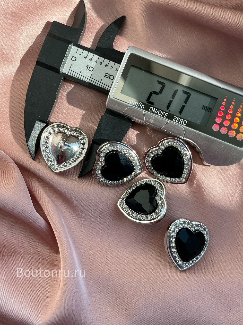 Пуговицы сердце в стразах черный камень