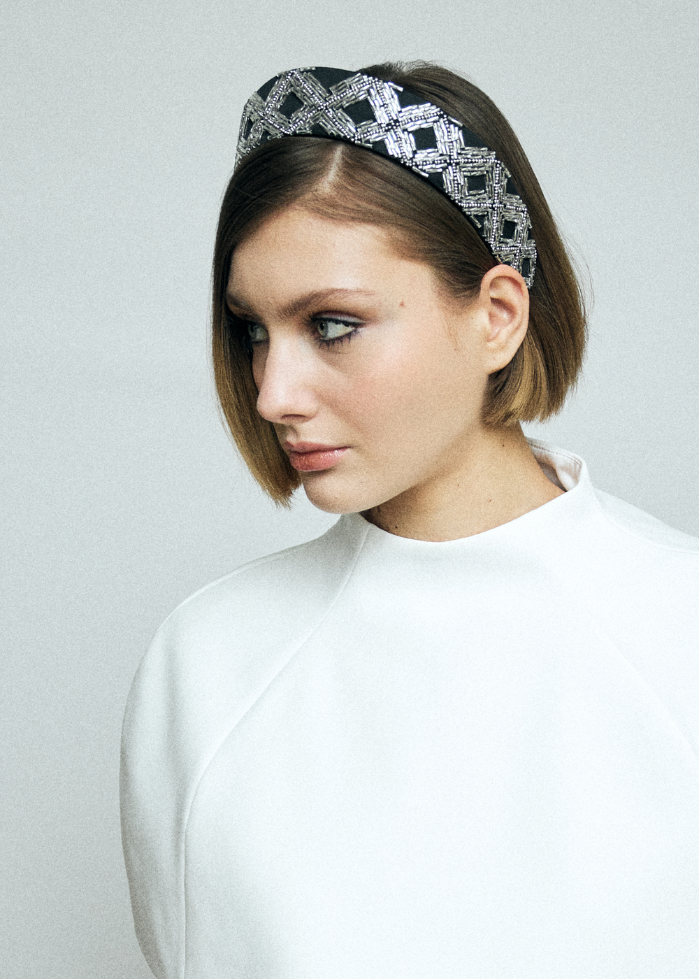 Кокошник S с серебристым стеклярусом