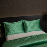 Велюровое покрывало в клетку и две наволочки OVL049