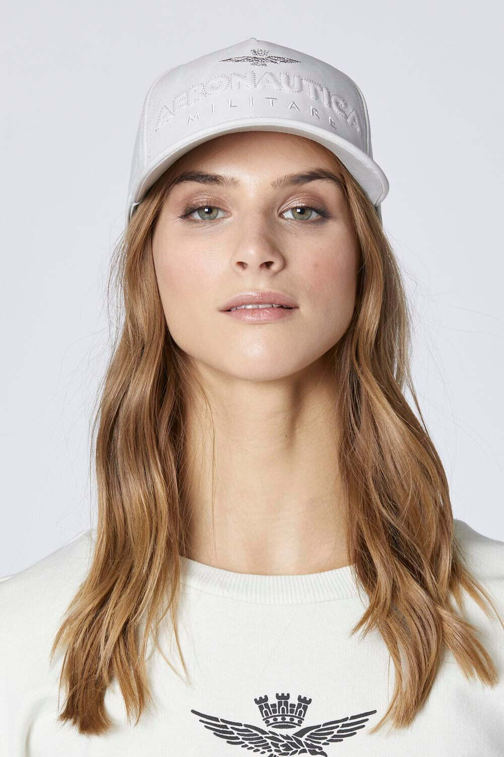 Кепка из искусственной кожи