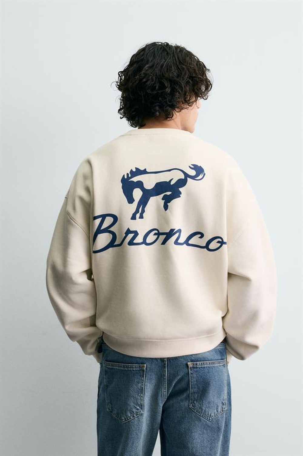 ZARA Х FORD ТОЛСТОВКА С КОМБИНИРОВАННЫМ ПРИНТОМ, ЖЕЛТОВАТО-БЕЛЫЙ