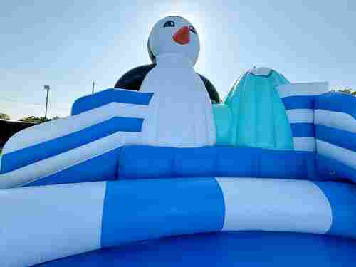 Надувной наземный аквапарк «Морское царство 3» с фигурой пингвина, 21*20*6 м