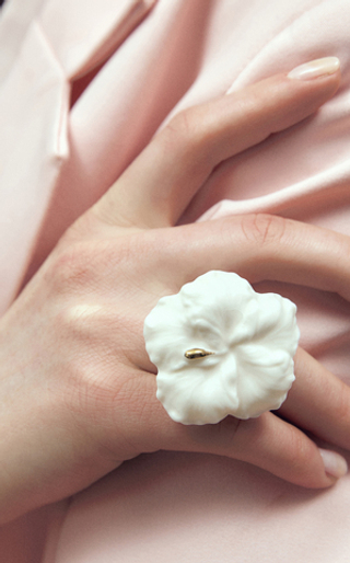 Кольцо Гибискус XL, белый фарфор