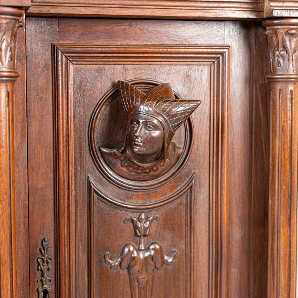 Буфет с рыцарской тематикой в стиле Генриха II