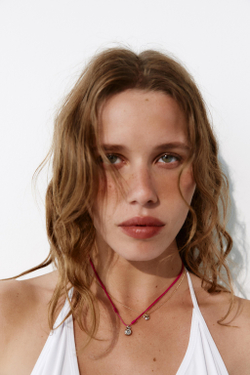ZARA НАБОР ИЗ 2 ОЖЕРЕЛИЙ СО СТРАЗАМИ, ЦВЕТ ФУКСИИ