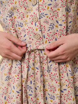 Платье с воротником стойкой