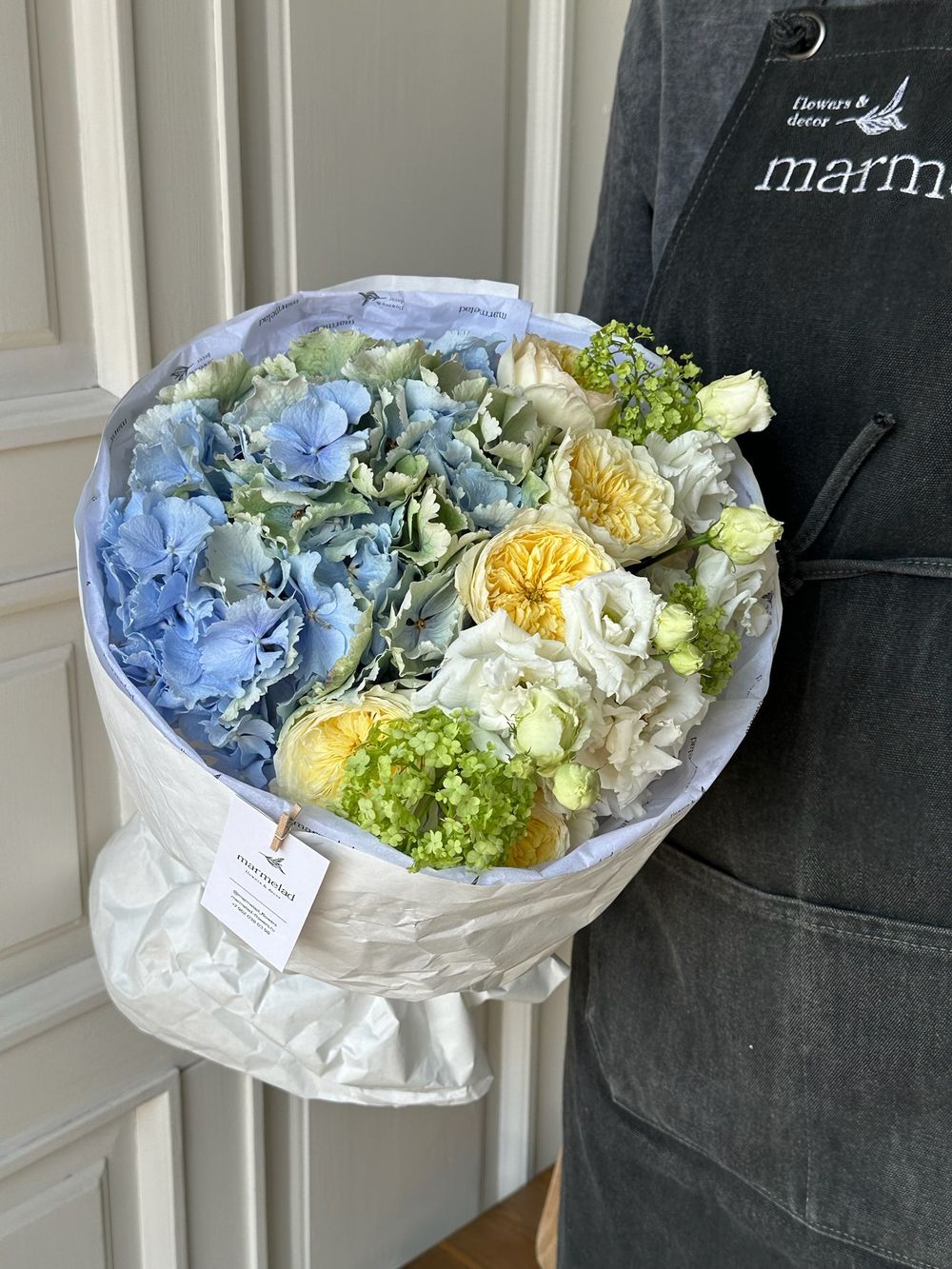 Букет сборный из кустовых пионовидных роз, гортензии, вибурнума и лизиантуса