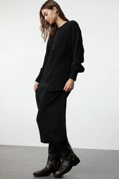 Мягкое текстурированное трикотажное платье на пуговицах с черными рукавами-баллонами TCTAW25EB00028