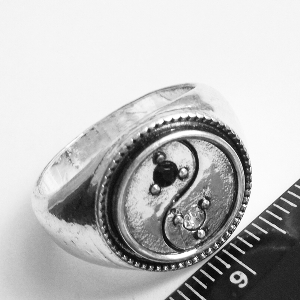Кольцо перстень "Инь Янь" с кристаллами. Размер 19.