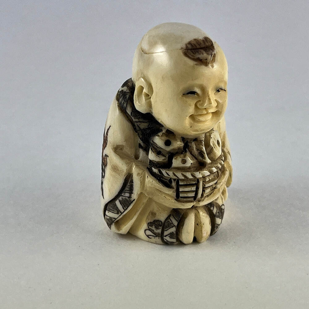 Статуэтка нэцкэ Ребенок Карако с священными карпами