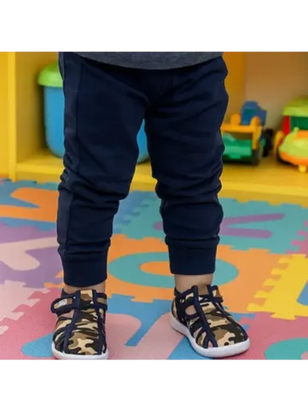 Сандалии для мальчика закрытые.