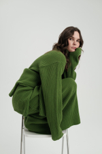 Зелёный шерстяной свитер