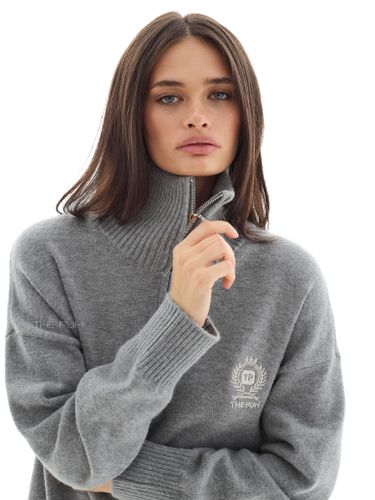 Серый вязаный костюм с вышивкой