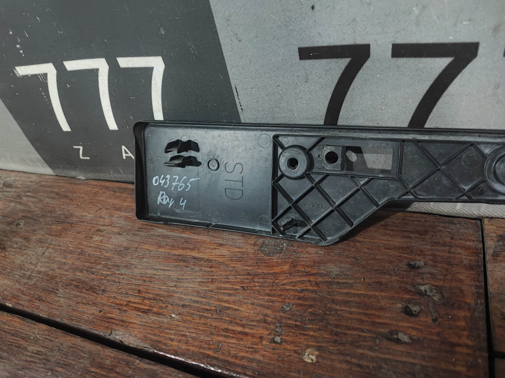 Площадка гос. номера Toyota RAV4 V (XA50) 18-нв Б/У Оригинал 5211442150