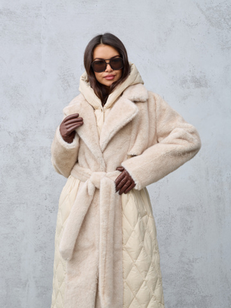 Бежевый комбинированный пуховик с капюшоном и поясом