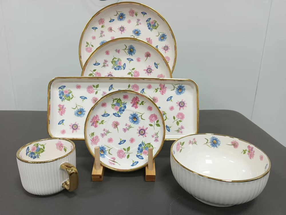 Сервиз с цветочным орнаментом на 6 персон