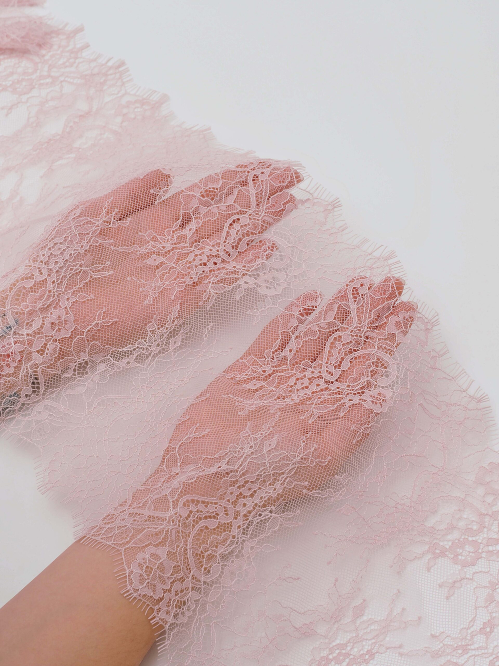 Кружево шантильи пудровое (лотос) неэластичное ширина 23 см длина 1.45 м