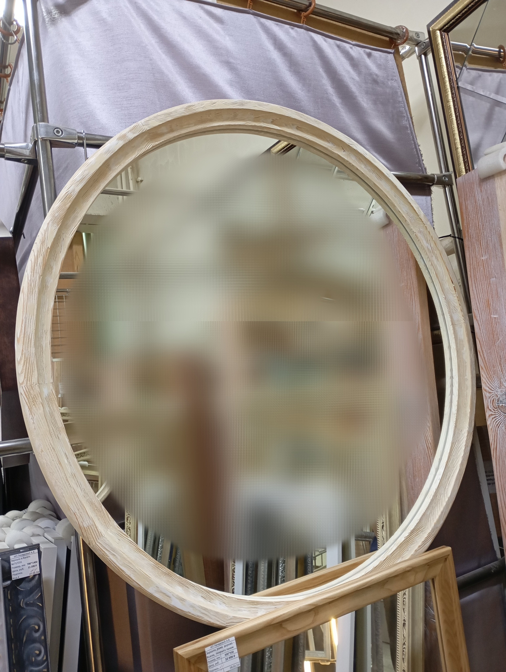 Зеркало круглое в деревянной раме