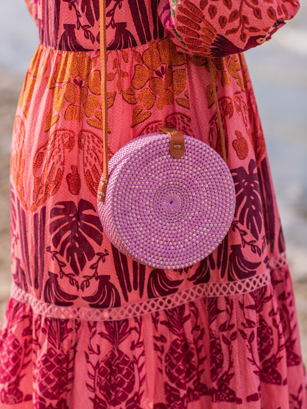 Круглая сумка из ротанга розовая