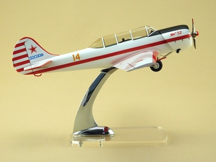 Модель самолета Як-52 (М1:30, ДОСААФ СССР) шасси убраны