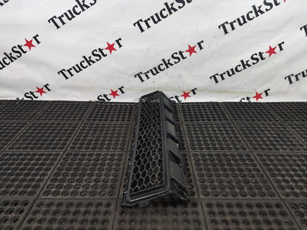 Решетка бампера верхняя 2023г