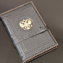 Ежедневник А5 «Герб РФ» (съемная обложка из натуральной кожи) с хлястиком в футляре