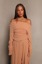 Лонгслив с открытым плечом из тонкого трикотажа