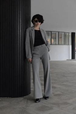 Брюки расклешенные серые