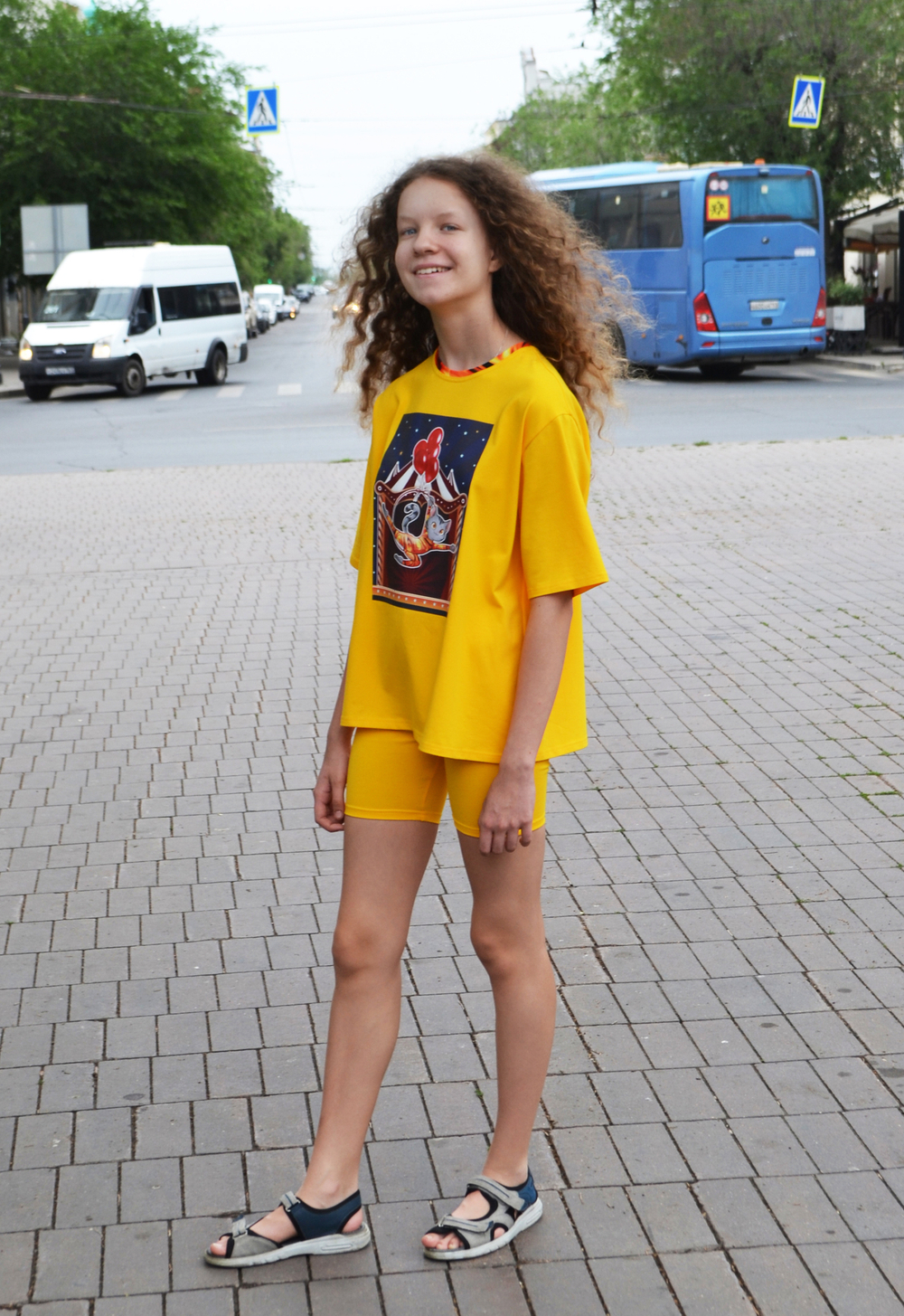 Комплект футболка и бриджи "Желтые с кошечкой-гимнасткой"