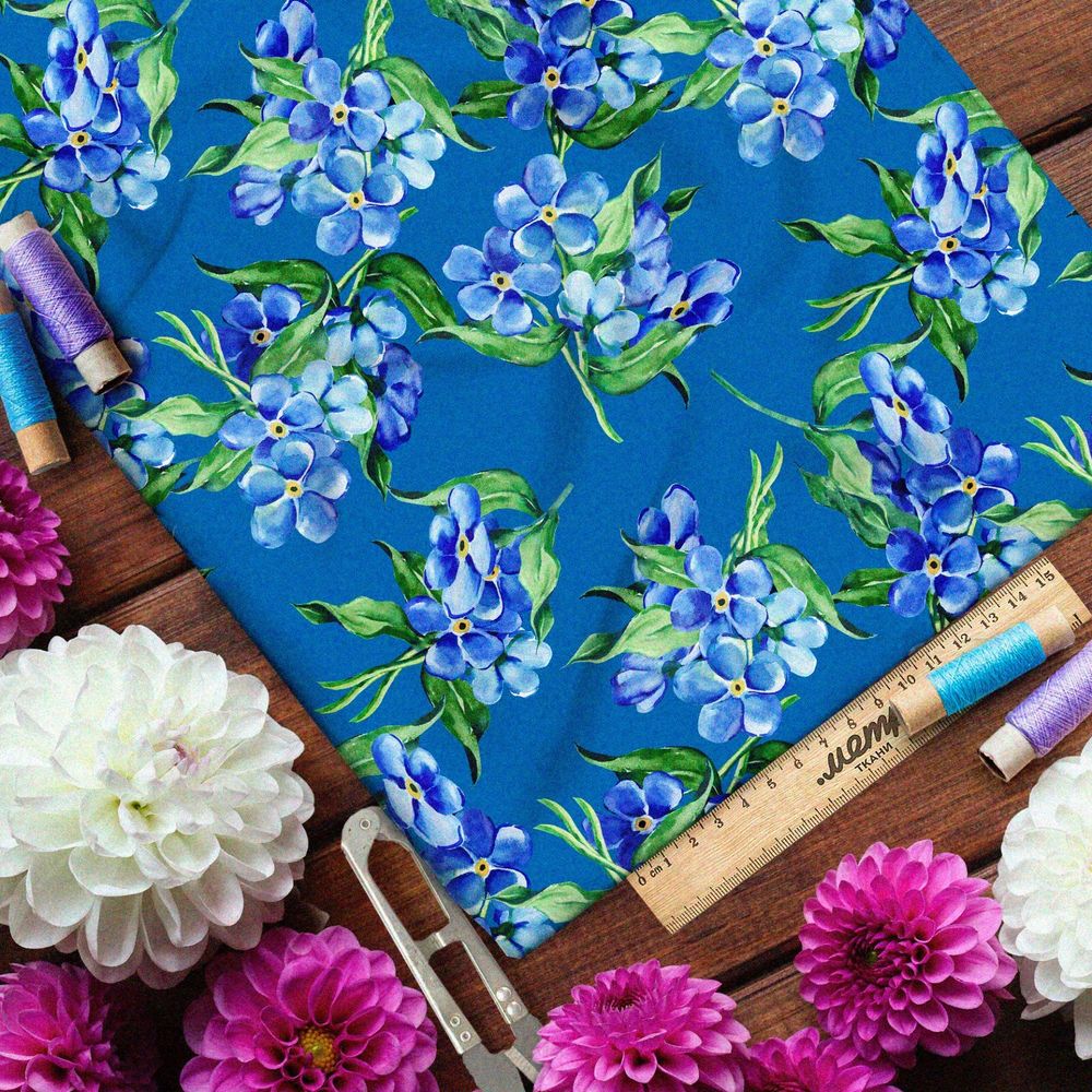 Ткань габардин крупные ветви сирени на синем фоне