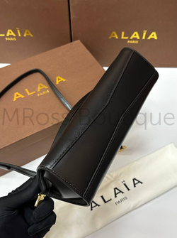 Женская сумка Alaia Le Click East West черного цвета
