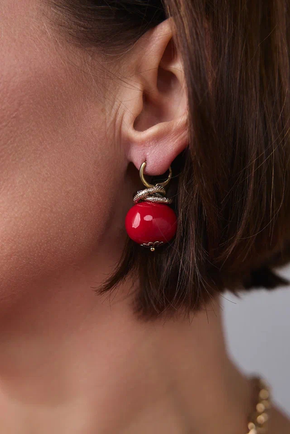 Серьги с красным плоским жемчугом на замке левербек, оттенки золото и графит