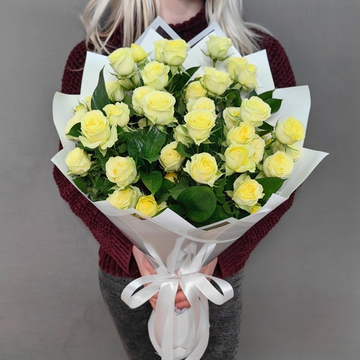 Букет из 5 лимонных кустовых роз "Wedding Invite"