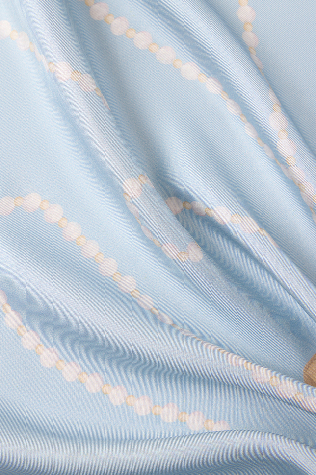 ПЛАТОК ИЗ ГОЛУБОГО ШЕЛКА С АВТОРСКИМ ПРИНТОМ 90*90