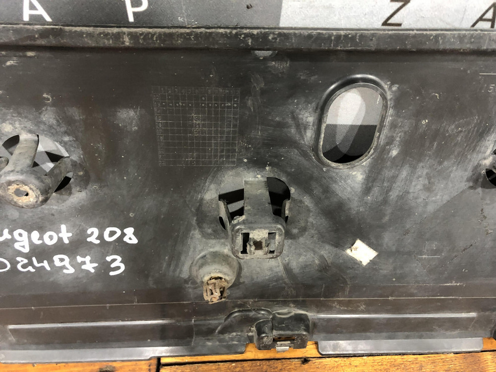 Пыльник переднего бампера Peugeot 208 2008 13-19 Б/У Оригинал 9802423480